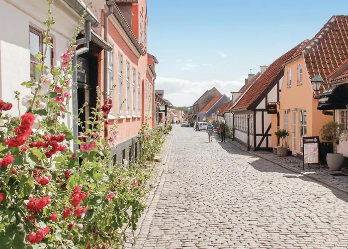 3 Bedroom Cozy In Apartamento Ebeltoft